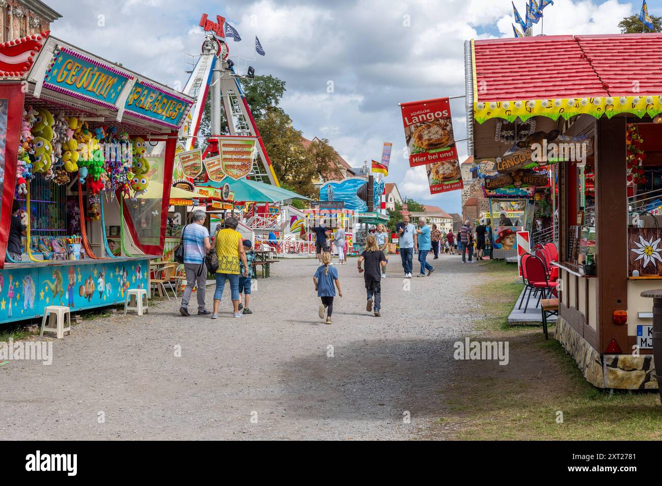 DAS Heimatfest a Zerbst Anhalt. Buden und Schausteller im Schlossgarten. 04.08.2024, Zerbst Anhalt, GER - Buden und Schausteller im Schlossgarten., Zerbst Anhalt Sachsen-Anhalt Deutschland, DEU Heimatfest *** la festa locale a Zerbst Anhalt cabine e showmen nel giardino del castello 04 08 2024, Zerbst Anhalt, cabine GER e showmen nel giardino del castello , Zerbst Anhalt Sassonia Anhalt Germania, Festival locale DI DEU Foto Stock