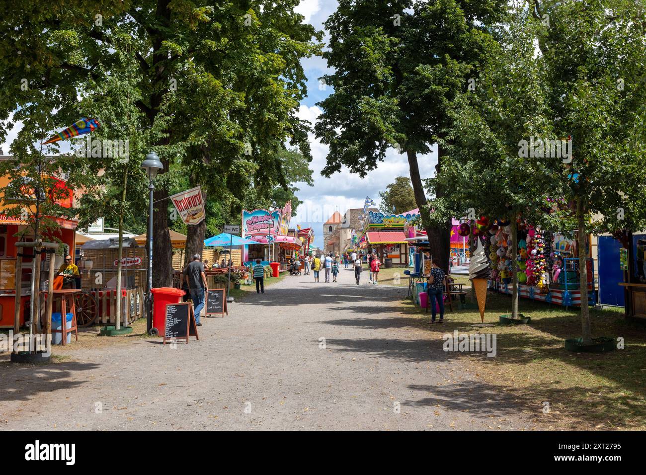 DAS Heimatfest a Zerbst Anhalt. Buden und Schausteller im Schlossgarten. 04.08.2024, Zerbst Anhalt, GER - Buden und Schausteller im Schlossgarten., Zerbst Anhalt Sachsen-Anhalt Deutschland, DEU Heimatfest *** la festa locale a Zerbst Anhalt cabine e showmen nel giardino del castello 04 08 2024, Zerbst Anhalt, cabine GER e showmen nel giardino del castello , Zerbst Anhalt Sassonia Anhalt Germania, Festival locale DI DEU Foto Stock