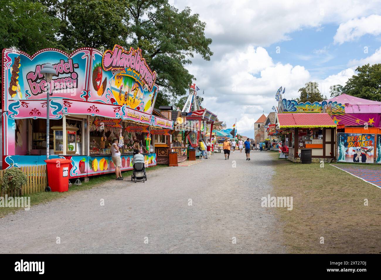 DAS Heimatfest a Zerbst Anhalt. Buden und Schausteller im Schlossgarten. 04.08.2024, Zerbst Anhalt, GER - Buden und Schausteller im Schlossgarten., Zerbst Anhalt Sachsen-Anhalt Deutschland, DEU Heimatfest *** la festa locale a Zerbst Anhalt cabine e showmen nel giardino del castello 04 08 2024, Zerbst Anhalt, cabine GER e showmen nel giardino del castello , Zerbst Anhalt Sassonia Anhalt Germania, Festival locale DI DEU Foto Stock