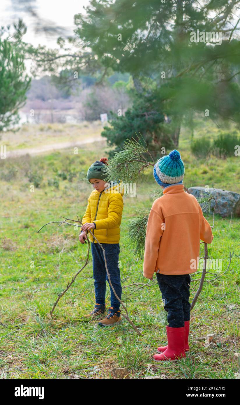 Due bambini caucasici che giocano nella natura in una giornata invernale Foto Stock