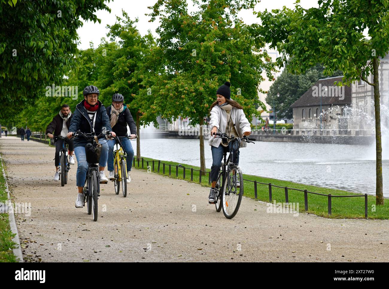 Persone in bicicletta lungo Canal du Trevois, Troyes, Francia Foto Stock