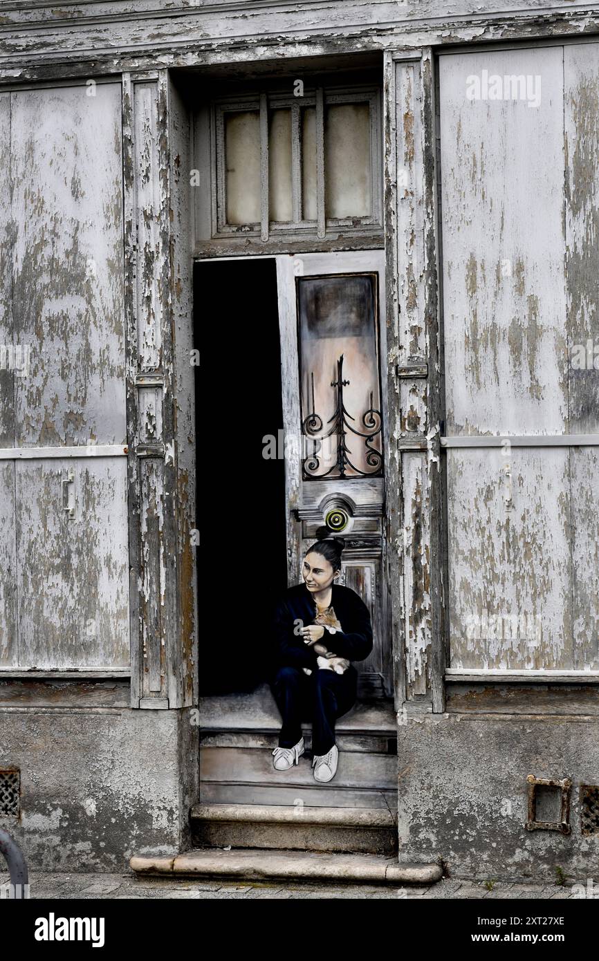 Vecchio negozio vuoto con porta artistica dipinta a Troyes, Francia Foto Stock