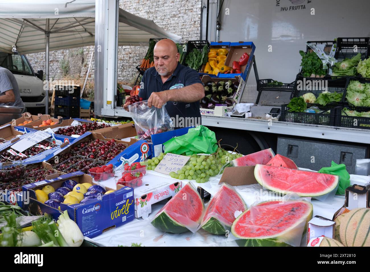 Bancarelle di frutta fresca al mercato italiano all'aperto di Siena, Toscana, Italia Foto Stock