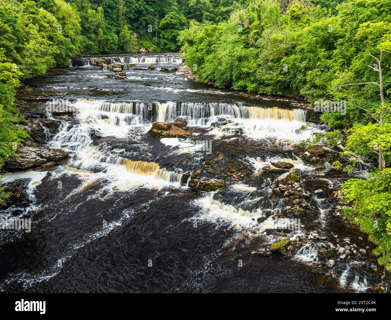 Cascate di Aysgarth sul fiume Ure da un drone, Yorkshire Dales National Park, North Yorkshire, Inghilterra Foto Stock