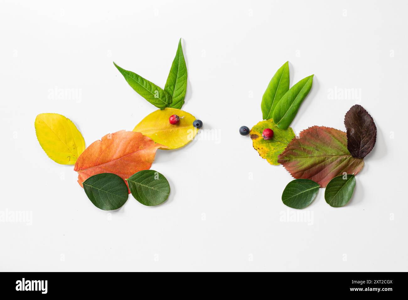 coloratissimi animali di coniglio realizzati con foglie vivide, creatività e vibrazioni autunnali Foto Stock