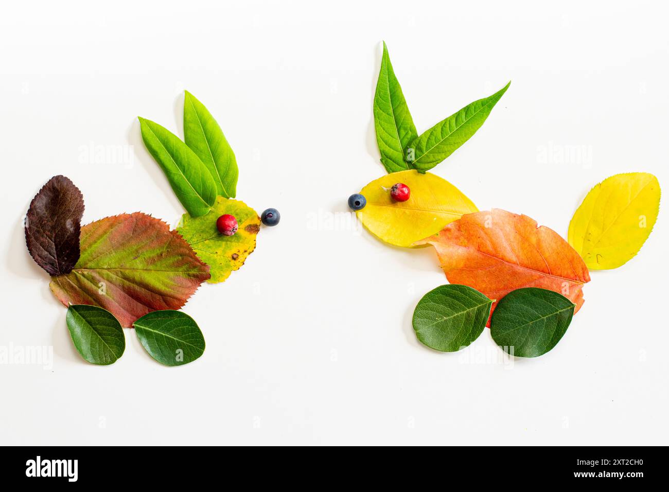 coloratissimi animali di coniglio realizzati con foglie vivide, creatività e vibrazioni autunnali Foto Stock