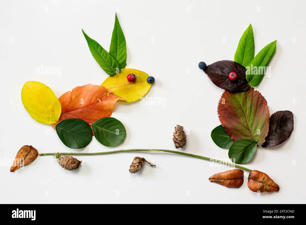 coloratissimi animali di coniglio realizzati con foglie vivide, creatività e vibrazioni autunnali Foto Stock