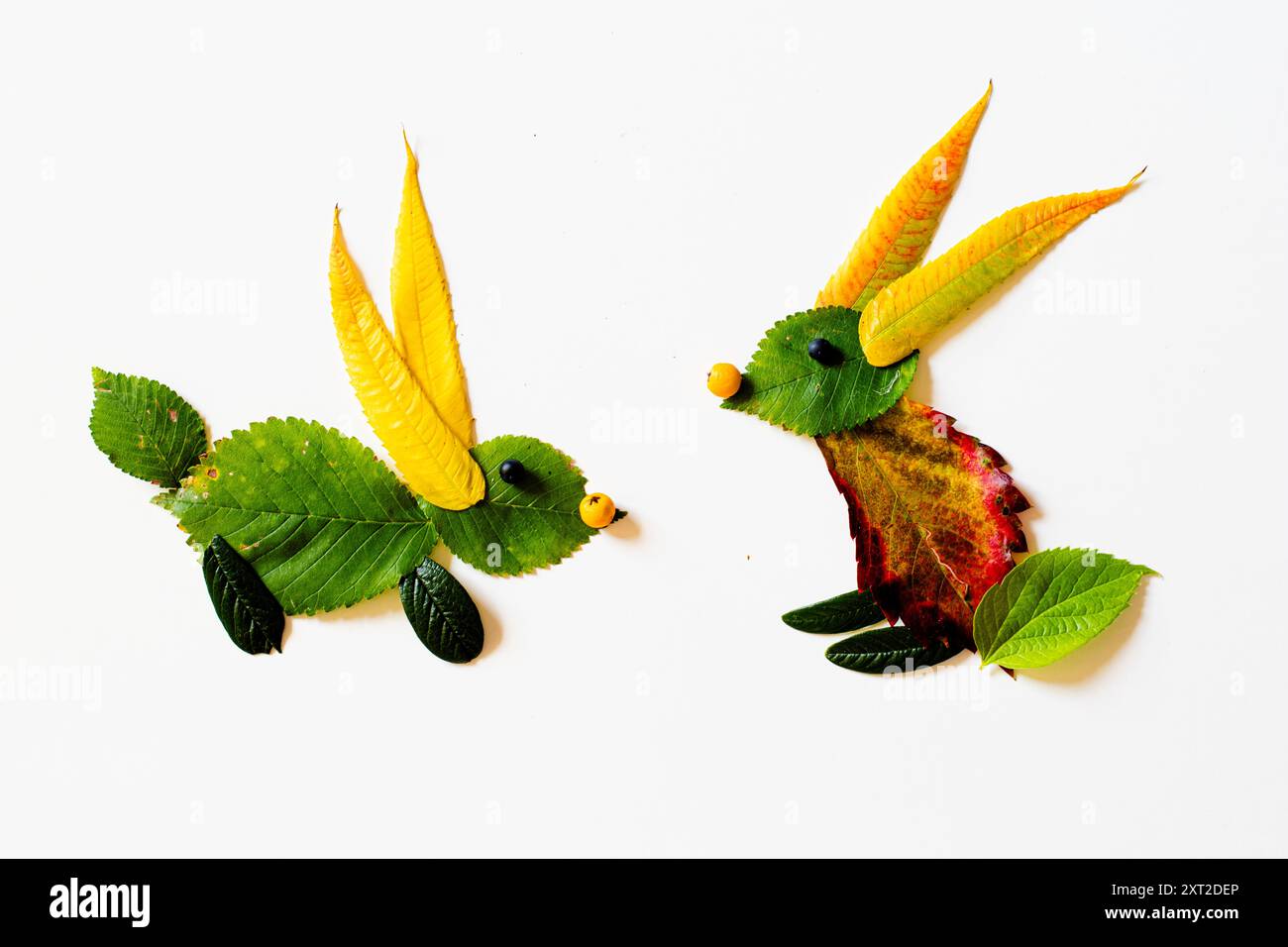 coloratissimi animali di coniglio realizzati con foglie vivide, creatività e vibrazioni autunnali Foto Stock
