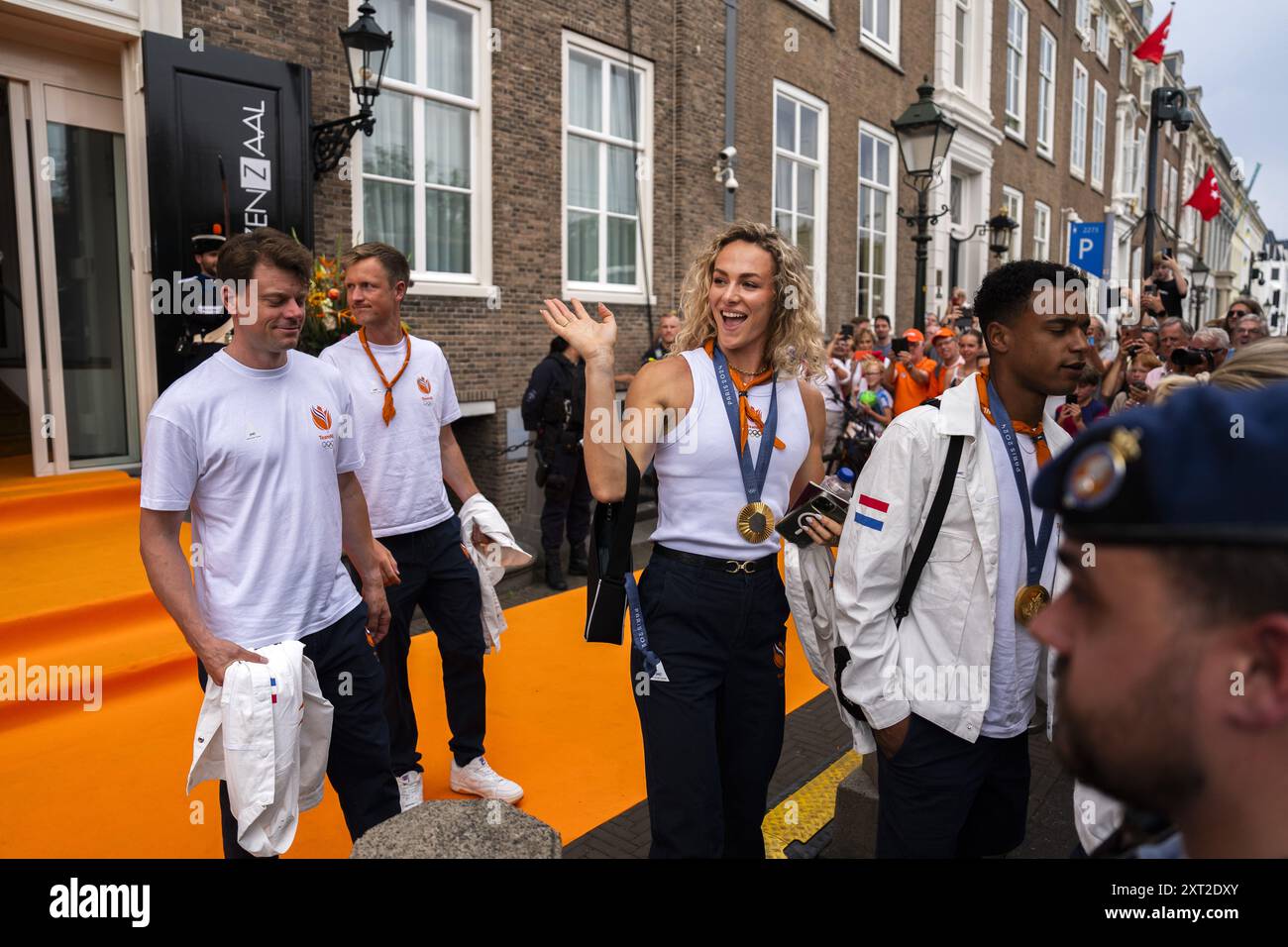 L'AIA - 13/08/2024, i passanti applaudono ai vincitori della medaglia olandese dopo la cerimonia nella sala di vetro. . ANP JEROEN JUMELET Foto Stock