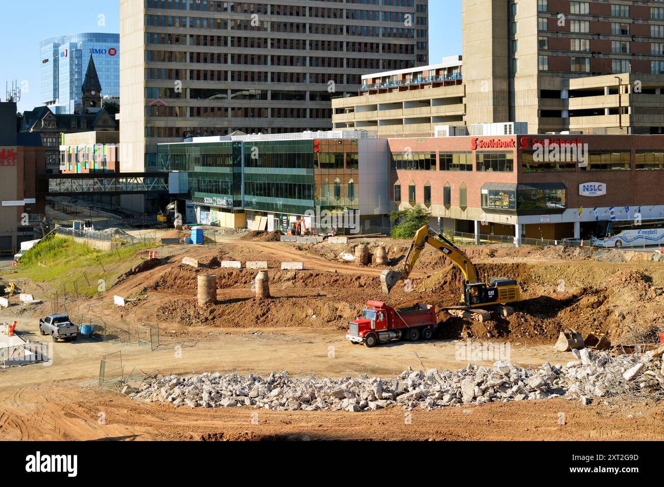Macchinari per l'edilizia pesante in funzione di fronte a Scotia Square nel sito di riqualificazione Cogswell Interchange a Halifax, nuova Scozia, Canada Foto Stock