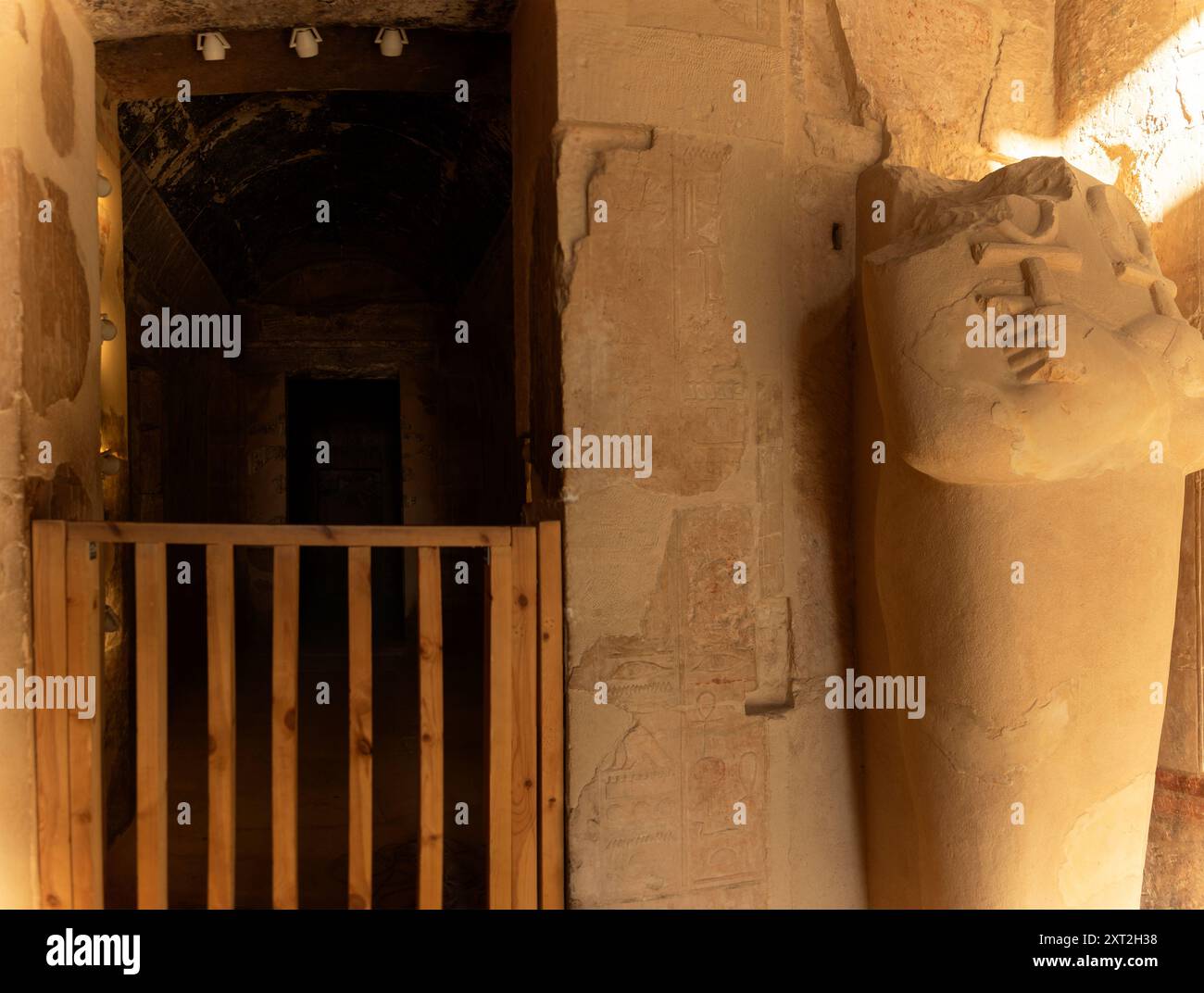 Una misteriosa camera, adornata con statue di Osiride e geroglifici, viene rivelata nelle profondità del tempio di Hatshepsut. Foto Stock