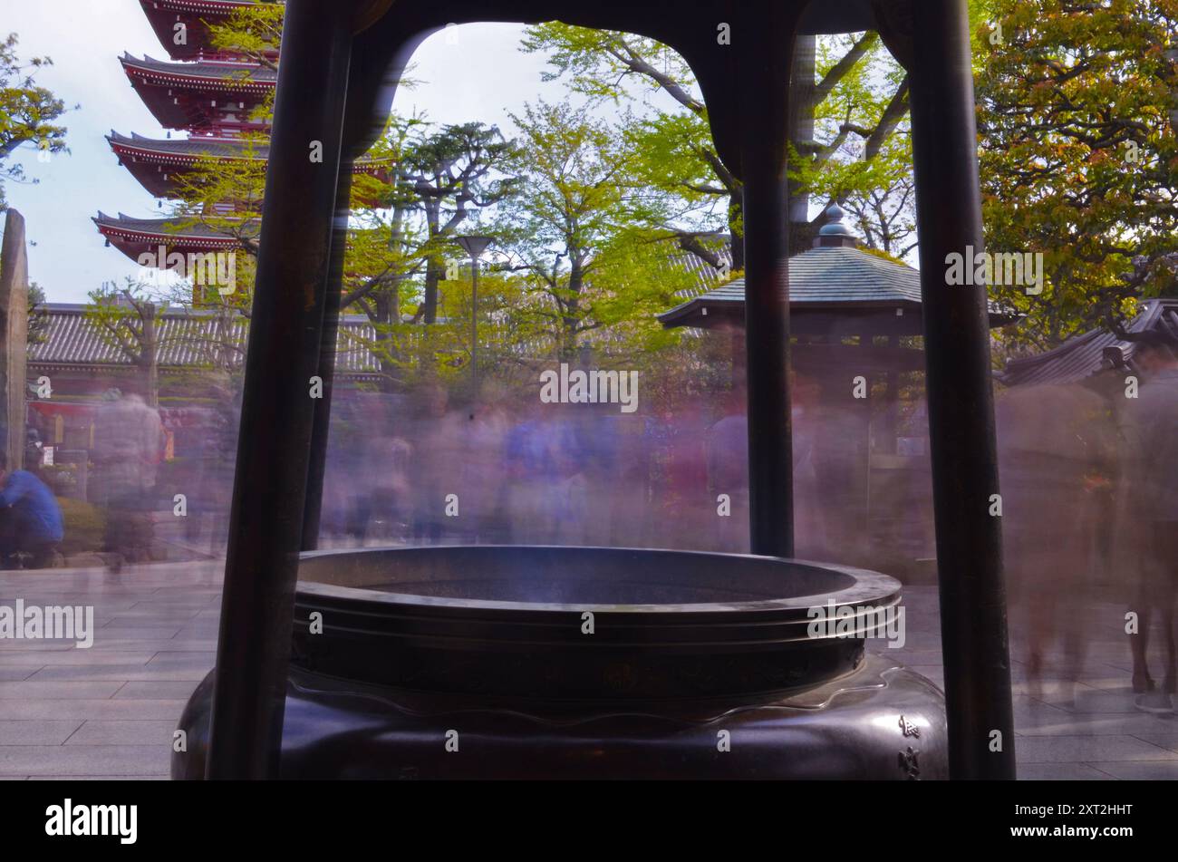 Una lunga esposizione fotografica della decorazione del famoso tempio Asakusa a Tokyo, in Giappone, con la gente sfocata che cammina sullo sfondo Foto Stock