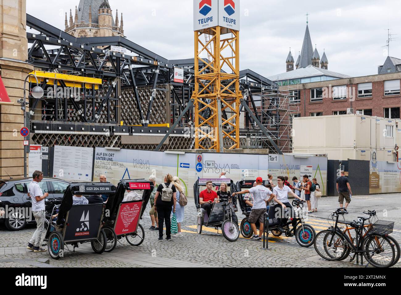 Sito di costruzione del MiQua, Museo Ebraico nel quartiere archeologico di Colonia, di fronte allo storico municipio, visita turistica della città in bicicletta Foto Stock