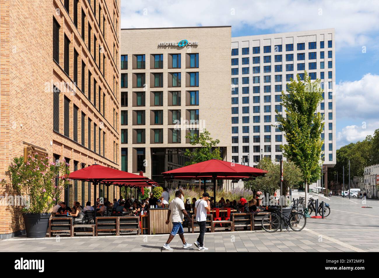 Terrazza del ristorante l'Osteria Cologne, il Motel One Hotel e il blocco torre Centraal nella città di MesseCity, quartiere Deutz, Colonia, Germania. Terr Foto Stock