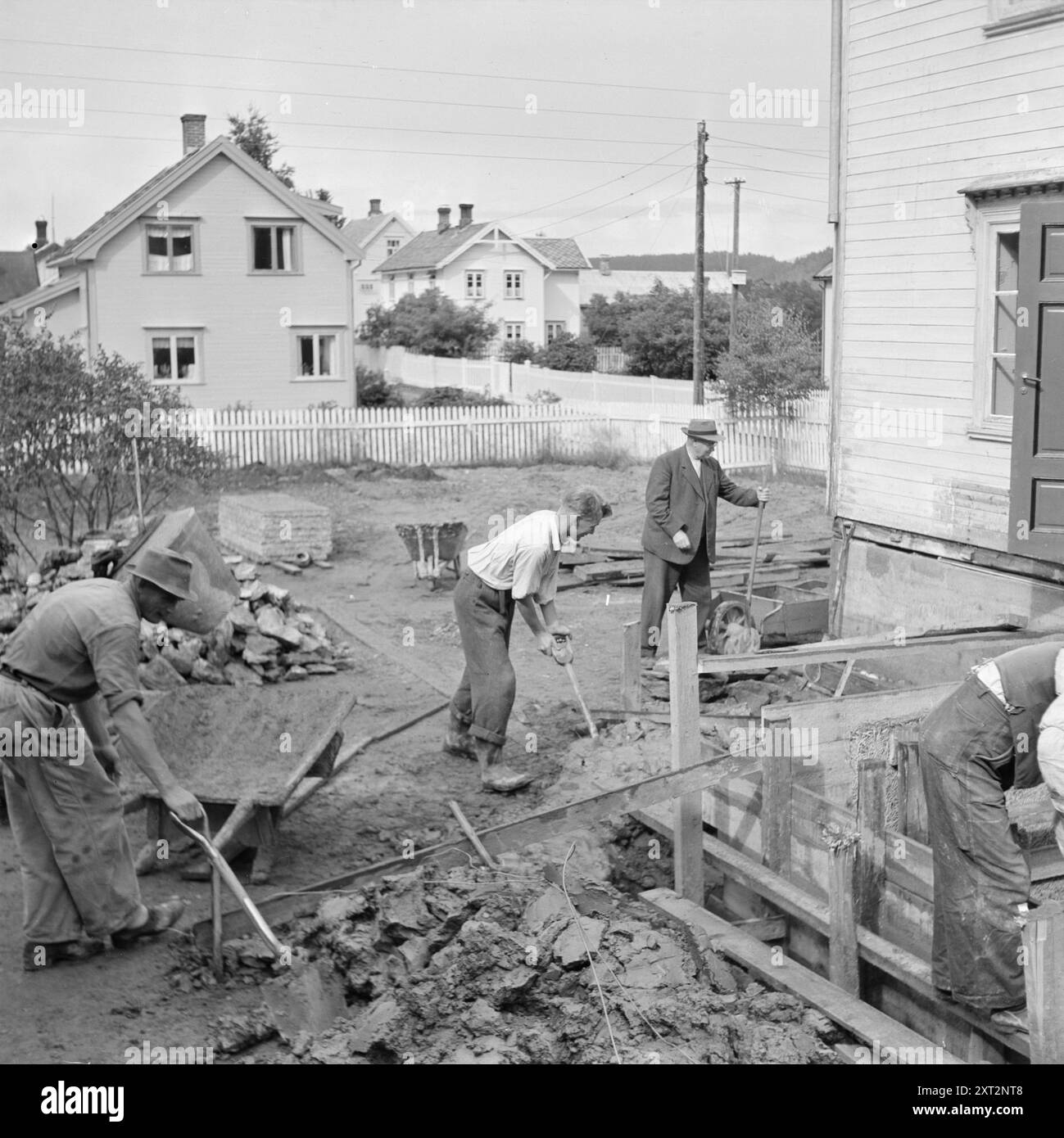 Attuale 18-1949: Il vecchio Nygårdsvold compie 70 anni l'ex primo ministro Johan Nygårdsvold compie 70 anni il 6 settembre 1949. Si è ritirato nella sua casa a Hommelvik e trascorre il suo tempo a ristrutturare la casa. Foto; per Bratland / Aktuell / NTB ***FOTO NON ELABORATA*** questo testo dell'immagine è tradotto automaticamente questo testo dell'immagine è tradotto automaticamente Foto Stock