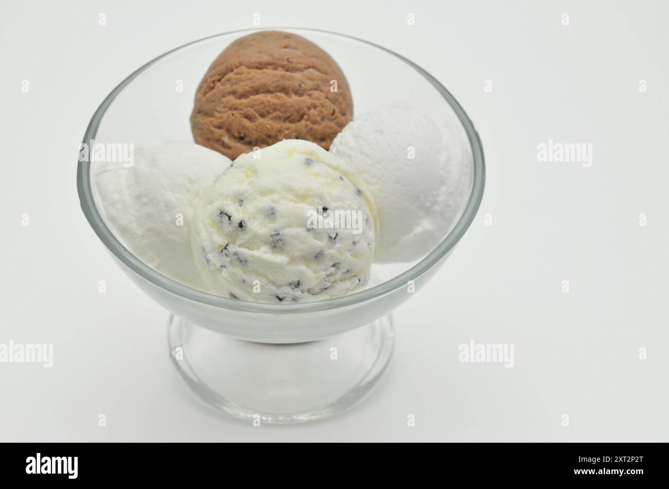 Gelato in una ciotola di vetro, da vicino, isolato su sfondo bianco Foto Stock