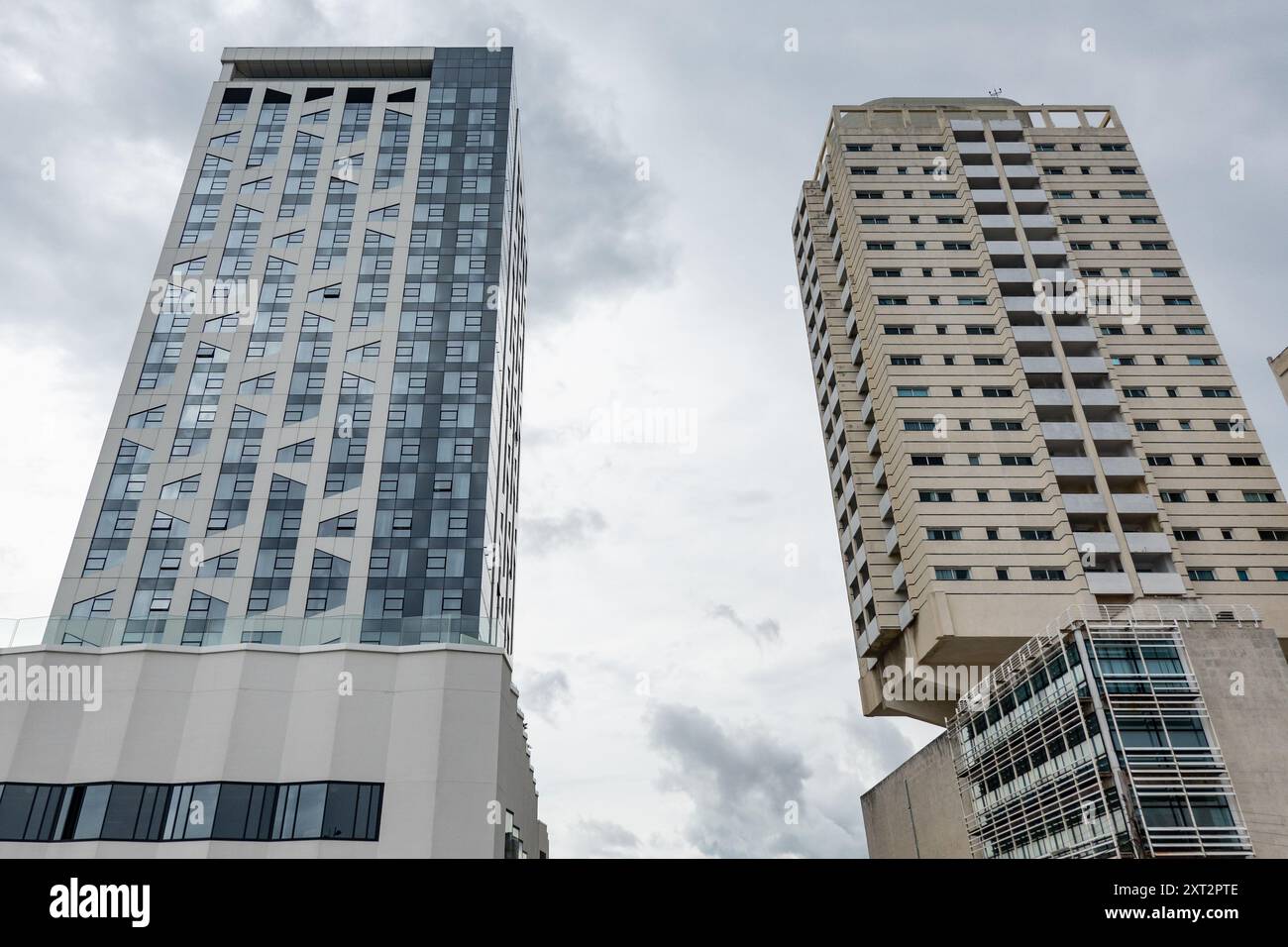 L'AVANA, CUBA - 28 AGOSTO 2023: Grattacieli dell'Hotel Grand Aston la Habana e dell'Hotel Atlantic, l'Avana, Cuba Foto Stock