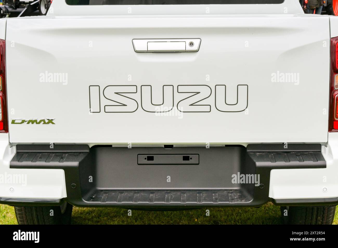 Cowbridge, vale of Glamorgan, Galles, Regno Unito - 7 agosto 2024: Vista ravvicinata della parte posteriore di un pick-up prodotto da Isuzu Foto Stock