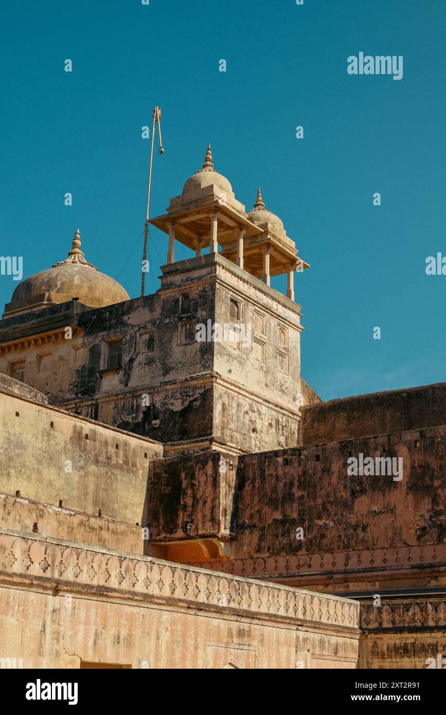 Questo storico forte si erge come una testimonianza del ricco patrimonio culturale e dell'intricata artigianato dell'antica India. Foto Stock