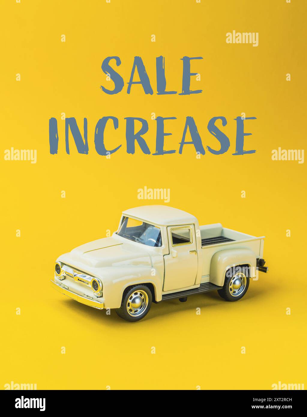 Un camion giocattolo posizionato su un vivace sfondo giallo, accompagnato dalla scritta sale Increase. Questa immagine suggerisce un aumento delle vendite o delle attività commerciali Foto Stock