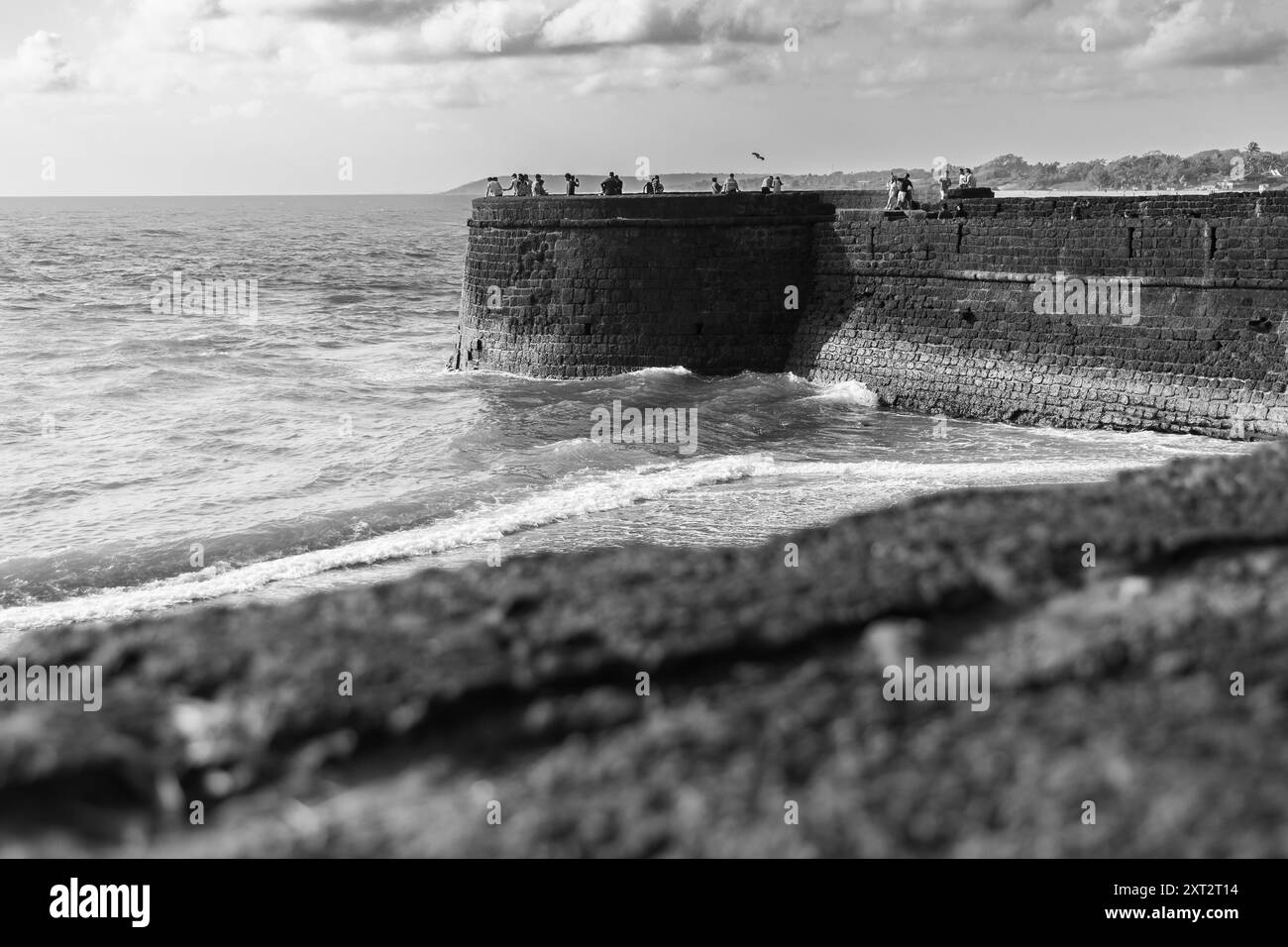 Forte Aguada a Candolim, Goa, India. Turista indiano che visita il forte di Aguada Sinquerim. Taj Fort Aguada. Forte di epoca portoghese del XVII secolo, trave Foto Stock