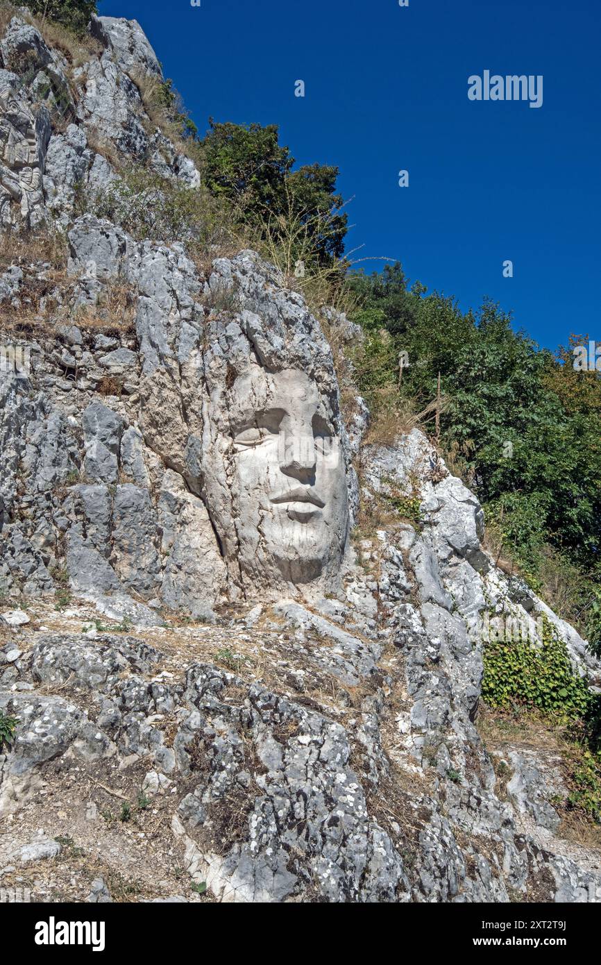 Scultura sulla roccia (dagli studenti dell'Accademia di Belle Arti di Firenze) nella via della Pace, Cervara di Roma, Valle del fiume Aniene, Lazio, Italia Foto Stock