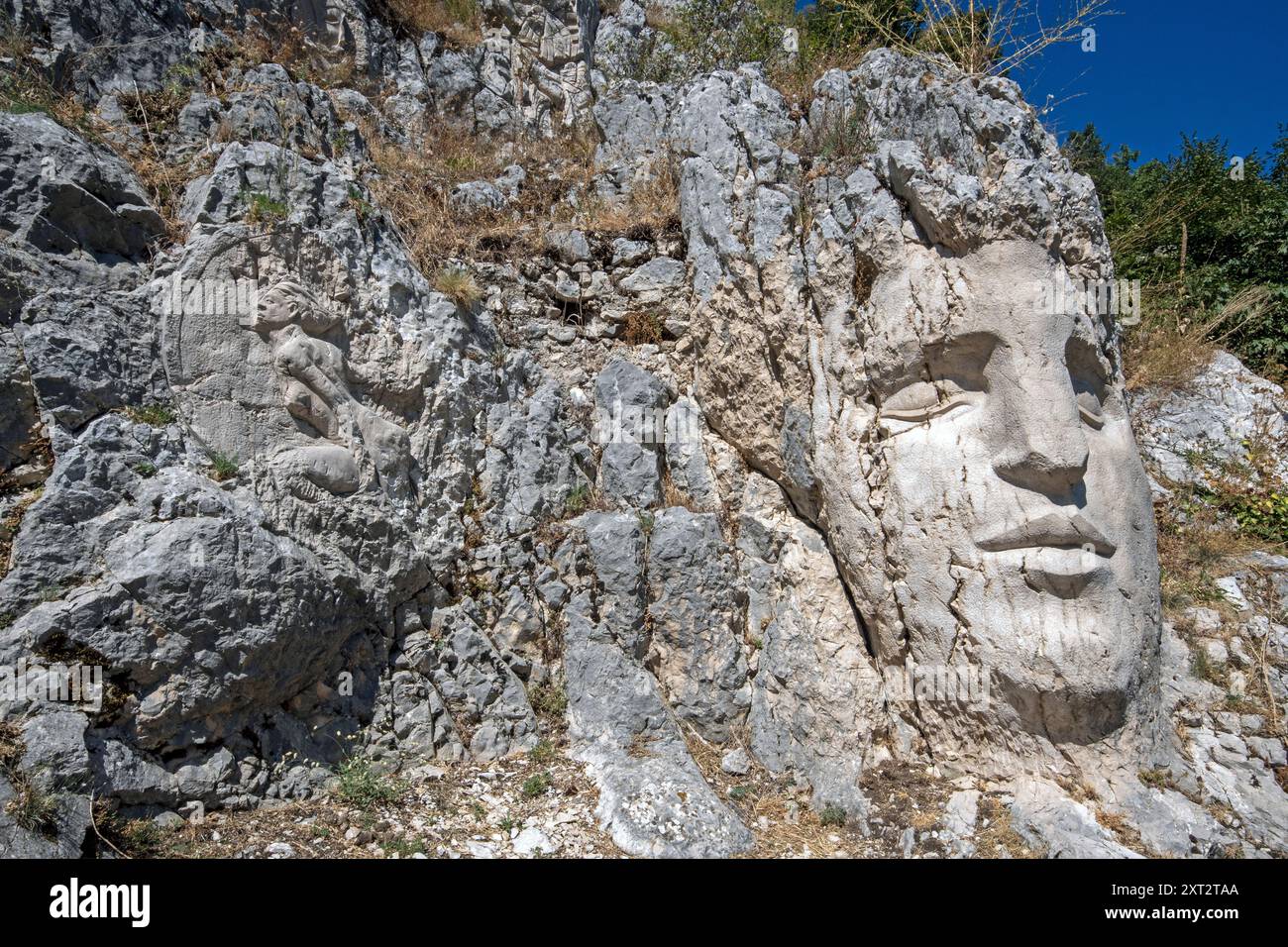 Scultura sulla roccia (dagli studenti dell'Accademia di Belle Arti di Firenze) nella via della Pace, Cervara di Roma, Valle del fiume Aniene, Lazio, Italia Foto Stock