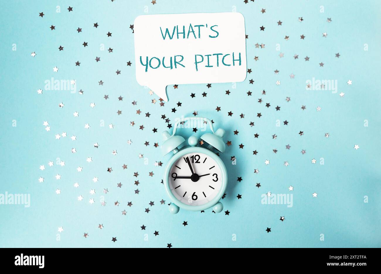 Un orologio con le parole: "Qual è la tua presentazione? scritto sopra. L'orologio è impostato sull'ora delle 8:55 Foto Stock