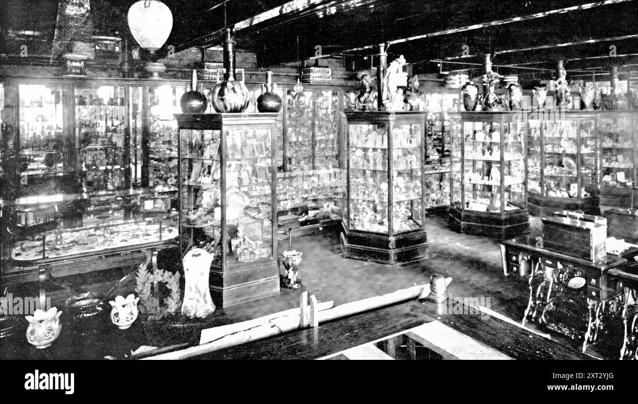 Wrought by the Silversmith: In the Silver Show Room, 1909. Baxendales in Miller Street, Manchester. "La grande casa di vendita intera di Baxendale and Co. È allo stesso tempo un'azienda mercantile e manifatturiera...[it] produce o fornisce i commerci al dettaglio con [quasi] ogni requisito, necessità o lusso, sia per la casa privata, impresa industriale, o municipalità...Baxendales sfida la descrizione per la sua meravigliosa varietà e completezza...gli show-room [sono] pieni di tutto ciò che è meglio e più nuovo in fatto di mobili, vetreria, argenteria, viali di suite, di Foto Stock