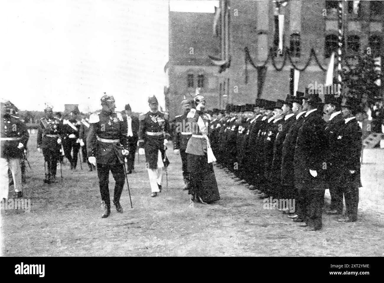 A Royal salute: Regina Vittoria di Svezia in visita al suo reggimento, i Fucilieri (reggimento n. 334), a Stettino, 1909. Da "Illustrated London News", 1909. Foto Stock