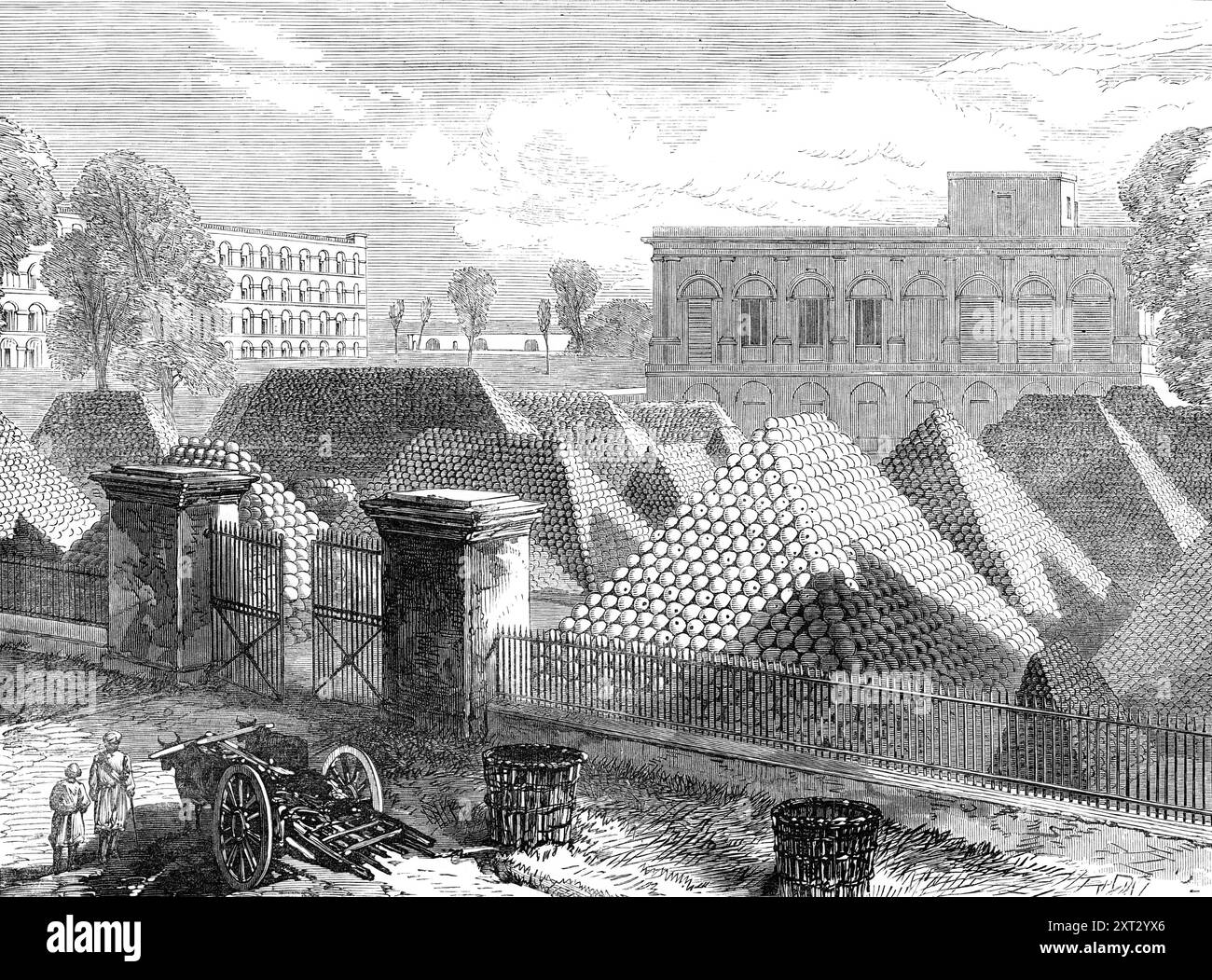 Government House Fort e Dalhousie Barracks, Calcutta, 1870. Gli inglesi in India - enormi pile di palle di cannone. Incisione che mostra '...quella che era la Casa del governo, nel forte, ma che è stata di ultimi anni trasformata in una biblioteca, con sala lettura, sala biliardo e sala concerti a beneficio e divertimento dei soldati della guarnigione. La parte inferiore dell'edificio è utilizzata come sala scuola. Fino ad oggi il Governatore generale detiene le chiavi del forte, ma non vi risiede mai. Il colpo e il guscio in primo piano appartengono all'arsenale, che si trova, tuttavia, vicino al Foto Stock