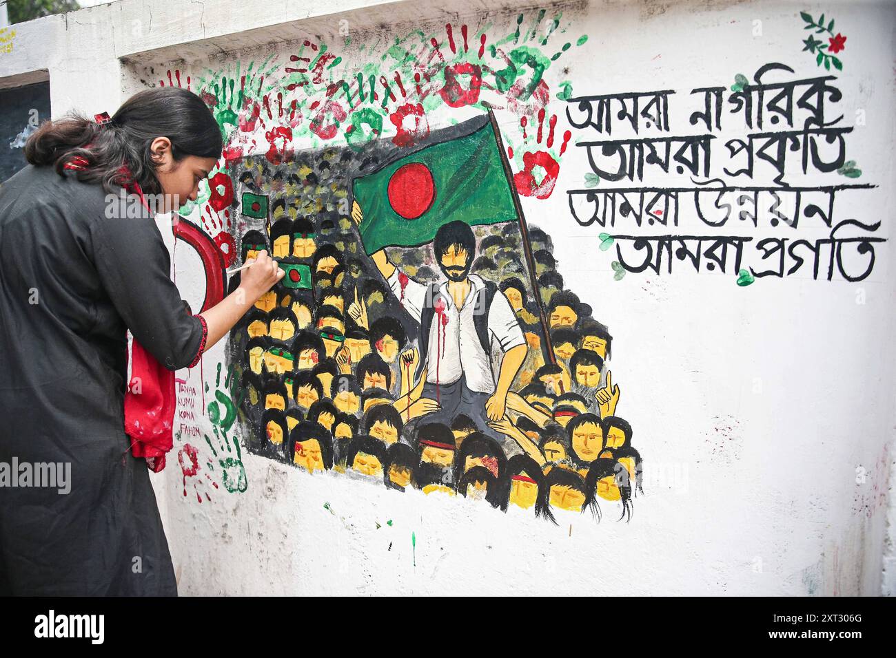 Reazioni alle dimissioni di Sheikh Hasina Wajed a Dhaka, Bangladesh, Uno studente dipinge un nuovo graffito su un muro di strada nel campus dell'Università di Dhaka a Dhaka, Bangladesh, 13 agosto 2024. In un discorso alla nazione, il 5 agosto 2024 il capo di stato maggiore dell'esercito generale Waker-Uz-Zaman ha annunciato le dimissioni del primo ministro Sheikh Hasina dopo settimane di disordini. Il premio Nobel Muhammad Yunus ha prestato giuramento come capo del governo ad interim del Bangladesh l'8 agosto 2024 dopo che lo sceicco Hasina si è dimesso e ha lasciato il paese in mezzo a violente proteste sul sistema di quote di lavoro del governo. Dhaka Distretto di Dhaka Bangladesh Co Foto Stock