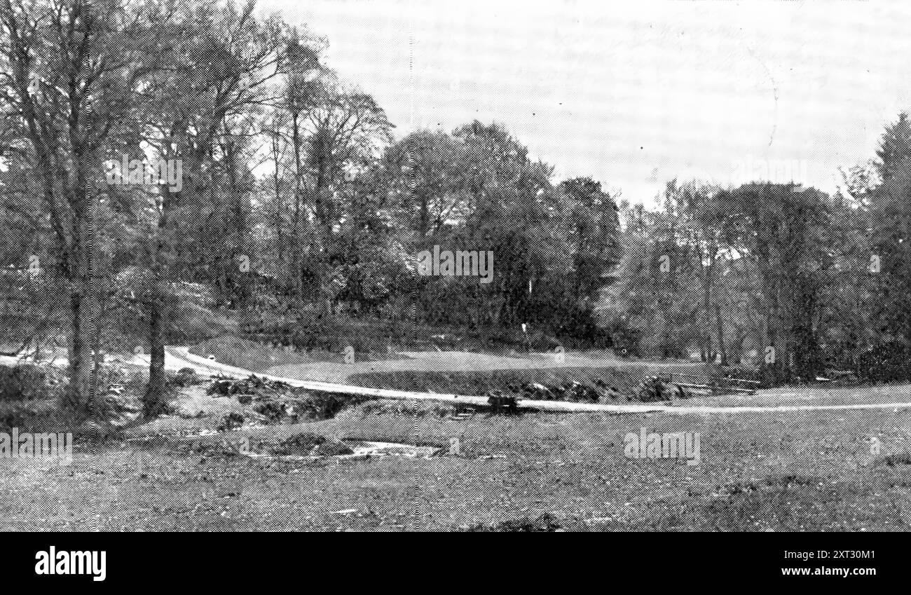 Golf vicino alla scena di "Elegy" di Gray: Il settimo green del nuovo campo da golf Stoke Poges, 1909. 'Il lavoro allo Stoke Poges è iniziato lo scorso novembre, ma il campo è già pronto per essere giocato, il club sarà aperto lunedì prossimo, il 12, quando J. H. Taylor, il campione aperto, J. Braid e Arnaud Massy, ex campioni, e J. Sherlock, il professionista del club, inizierà per la gara di ictus, la casa del club è stata costruita da John Penn, un nipote di William Penn che ha fondato la Pennsylvania, nel 1790, e anche lui ha disposto il giardino'. Da "Illustrated London News Foto Stock