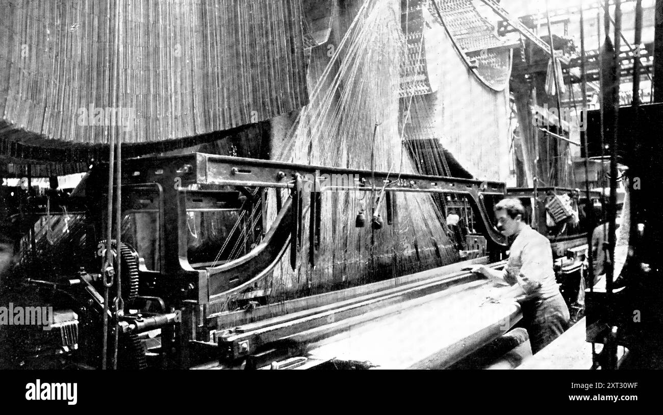 Tessitura di trapunte larghe tre iarde: Un grande telaio jacquard in uso, 1909. Barlow e Jones di Manchester era una delle più antiche aziende dell'industria del cotone che, limitandosi esclusivamente alla produzione di cotone e di cotone, si è affermata una posizione preminente e ha costruito un commercio, che si estende in tutto il mondo... in qualità di specialisti in cotone, le trapunte a trama solida di design intricato su Jacquard incombe con i loro battaglioni di carte attraverso i fori in cui ciascuno dei migliaia di fili viene disegnato e smantellato in qualsiasi disegno richiesto". Da Foto Stock