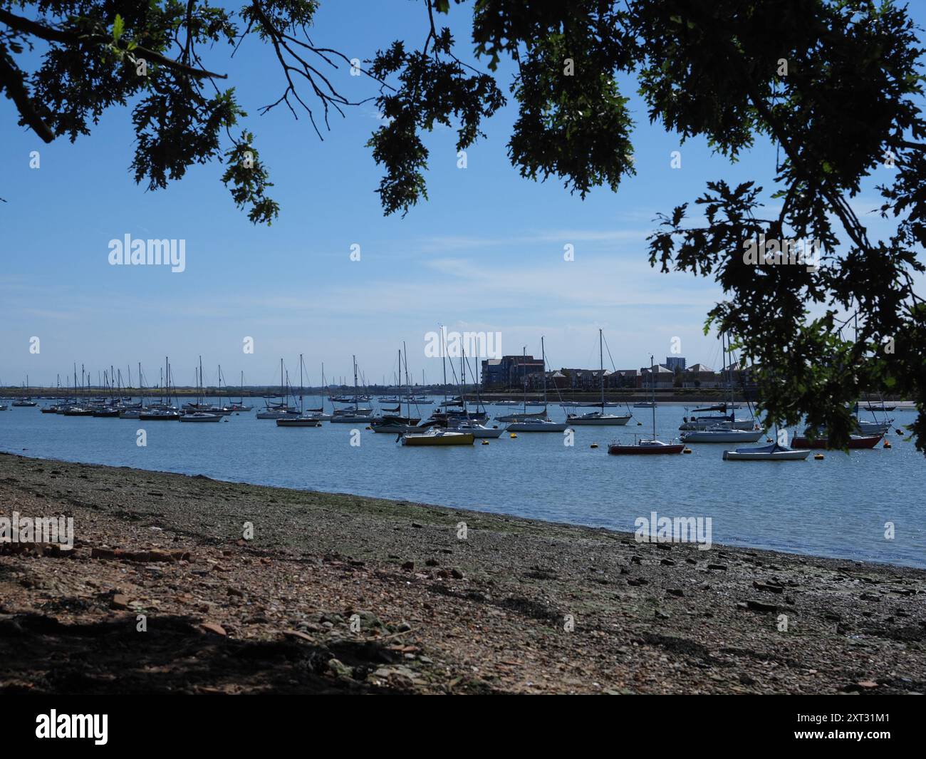 Upnor, Kent, Regno Unito. 13 agosto 2024. Meteo nel Regno Unito: Soleggiata giornata calda sul fiume Medway a Upnor, Kent. Crediti: James Bell/Alamy Live News Foto Stock