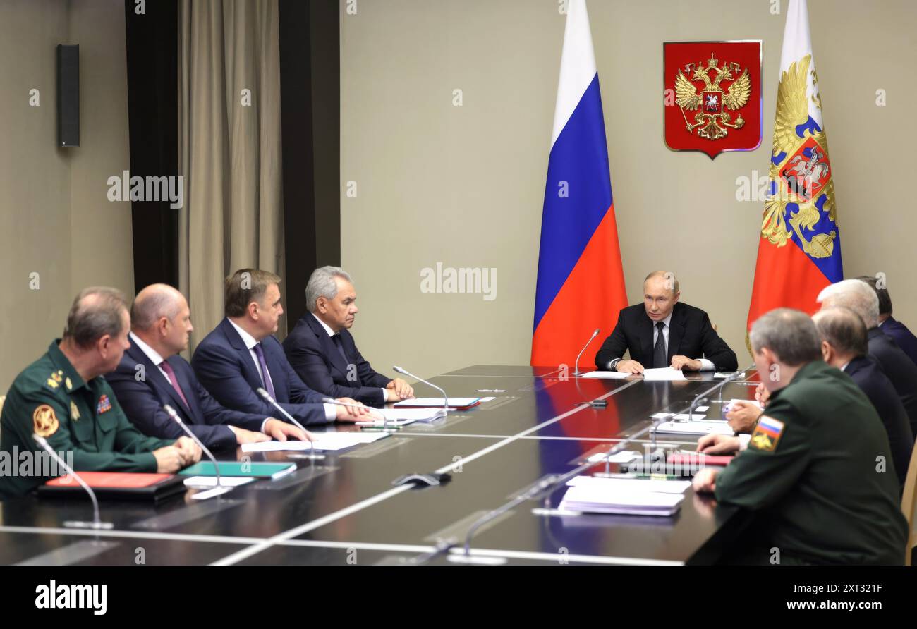 Novo-Ogaryovo, Russia. 12 agosto 2024. Il presidente russo Vladimir Putin presiede una riunione di funzionari governativi per discutere dell'incursione militare Ucraina nella regione di Belgorod presso la residenza presidenziale, il 12 agosto 2024, a Novo-Ogaryovo, Oblast di Mosca, Russia. Crediti: Gavriil Grigorov/piscina del Cremlino/Alamy Live News Foto Stock