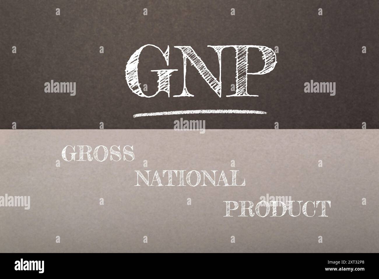 Una lavagna con l'acronimo GNP scritto in gesso bianco, che rappresenta il prodotto nazionale lordo, una misura delle prestazioni economiche di un paese. Foto Stock