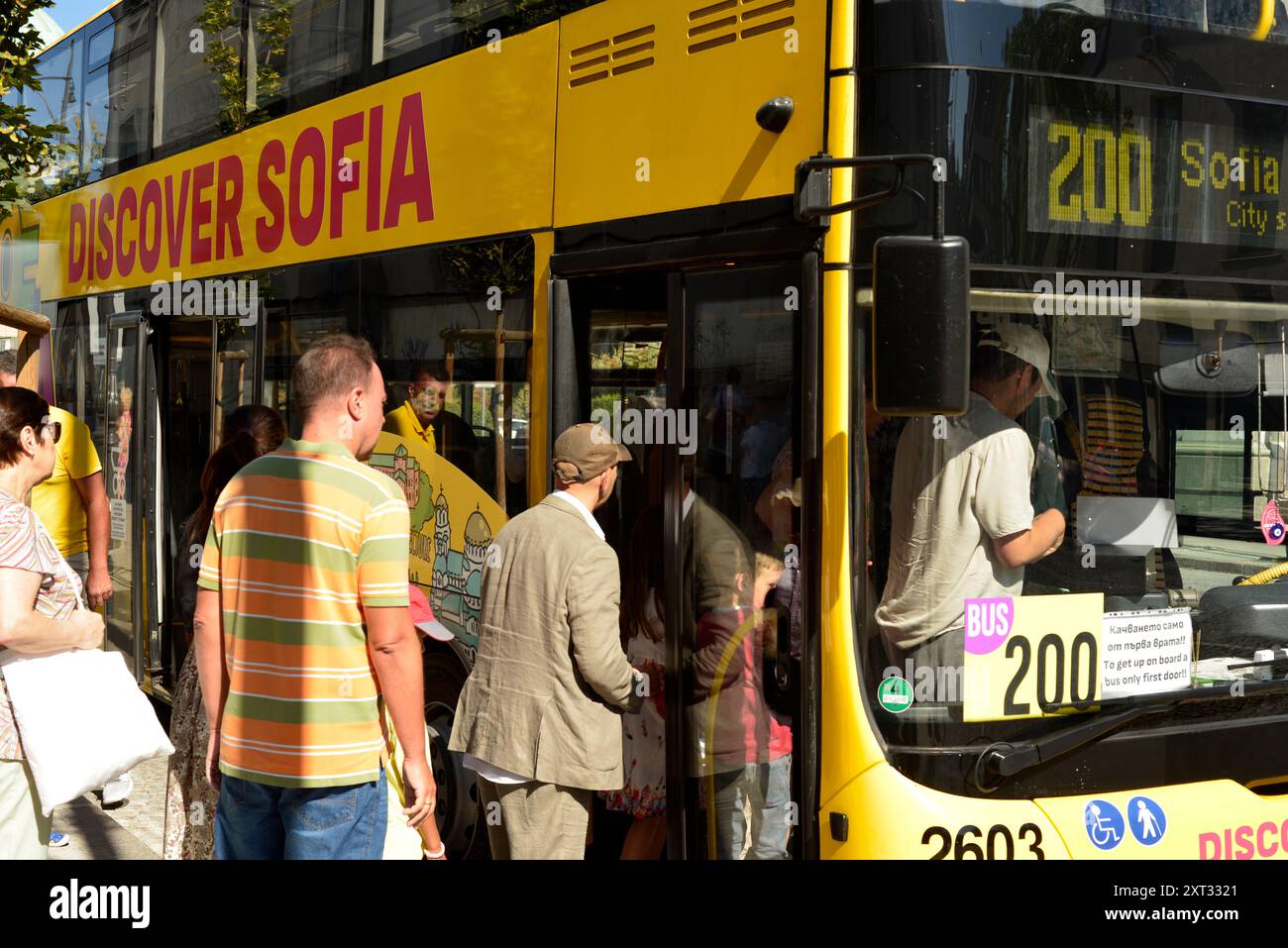 I turisti si imbarcano sull'autobus turistico Sofia City Tour bus di Discover Sofia a Sofia Bulgaria; Europa orientale; Balcani; UE Foto Stock