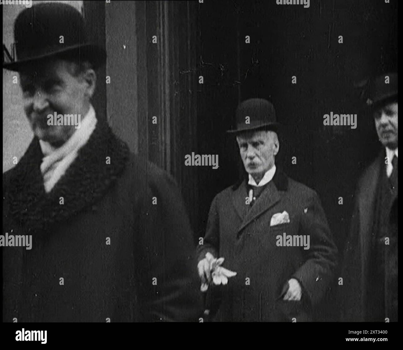 Membro del Parlamento britannico Andrew Bonar Law [a sinistra] uscita da un edificio, 1922. I conservatori decisero di rompere la coalizione e andare da soli, per il mandato del paese. Il loro capo era il signor Bonar Law. Da "Time to Remember - sitting Still and going slow", 1922 (Reel 2); revisione degli eventi del 1922 tra cui i problemi irlandesi, la guerra tra Grecia e Turchia e gli sviluppi nel settore dell'aviazione e della radio. Foto Stock