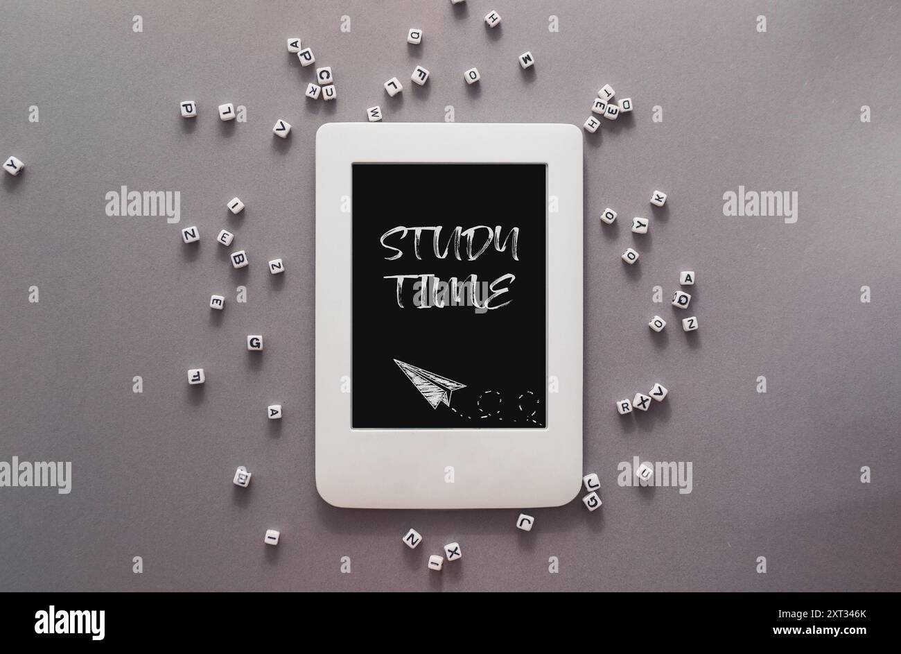 Una tavoletta bianca con scritto il tempo di studio. Il tablet è circondato da una pila di cubi bianchi Foto Stock