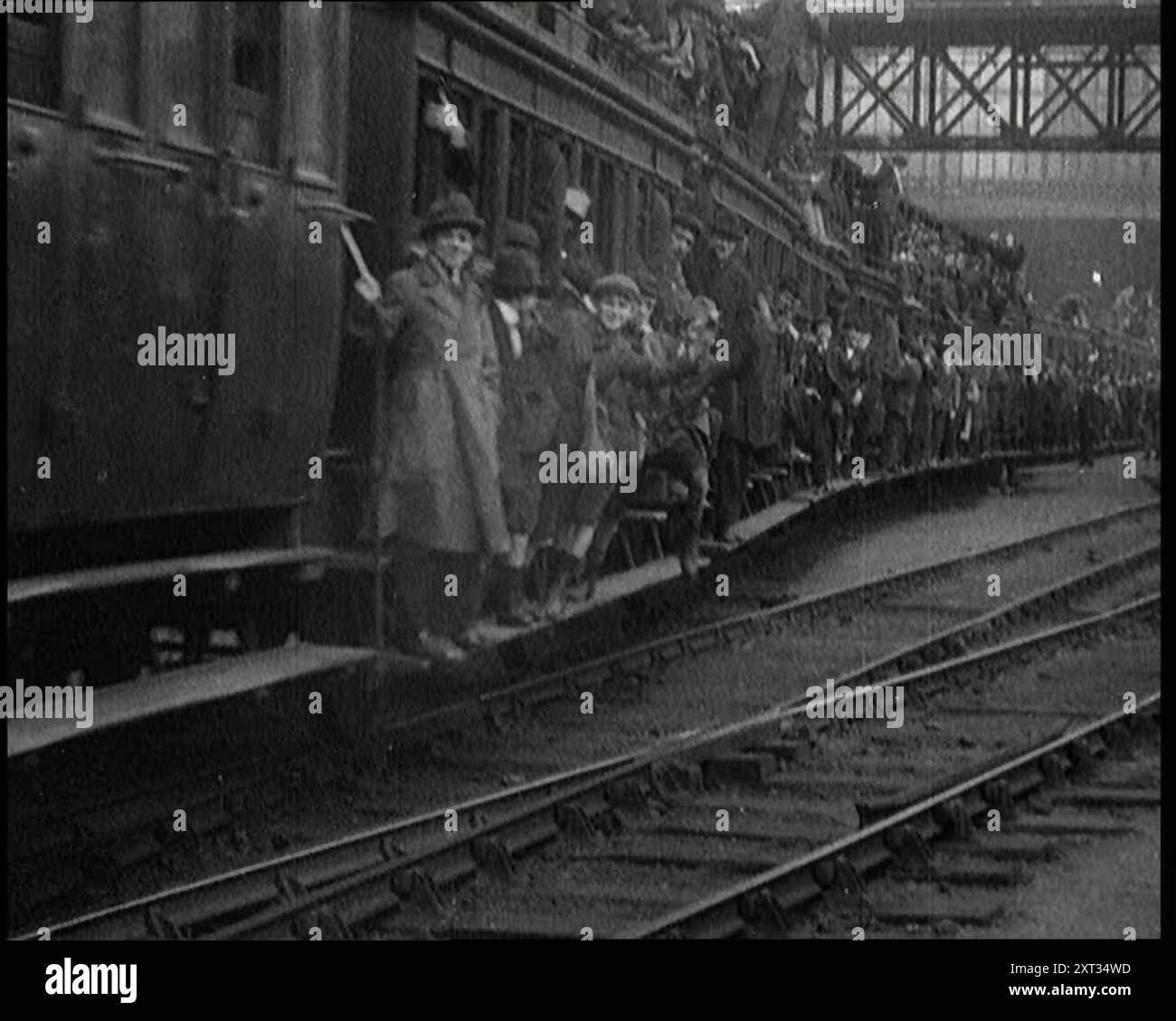 I francesi si appellano all'esterno di un trenino affollato, 1920. Quando si trattava di scioperi, come sempre erano i francesi i veri padroni. Il servizio limitato di uno sciopero ferroviario francese ha prodotto scene come questa... cosa è successo quando un altro treno ha attraversato l'altra strada?". Da "Time to Remember - The Plunge into Peace", 1920 (Reel 2); eventi del 1920 - matrimoni, diritti delle donne, disordini industriali e problemi in Irlanda. Foto Stock