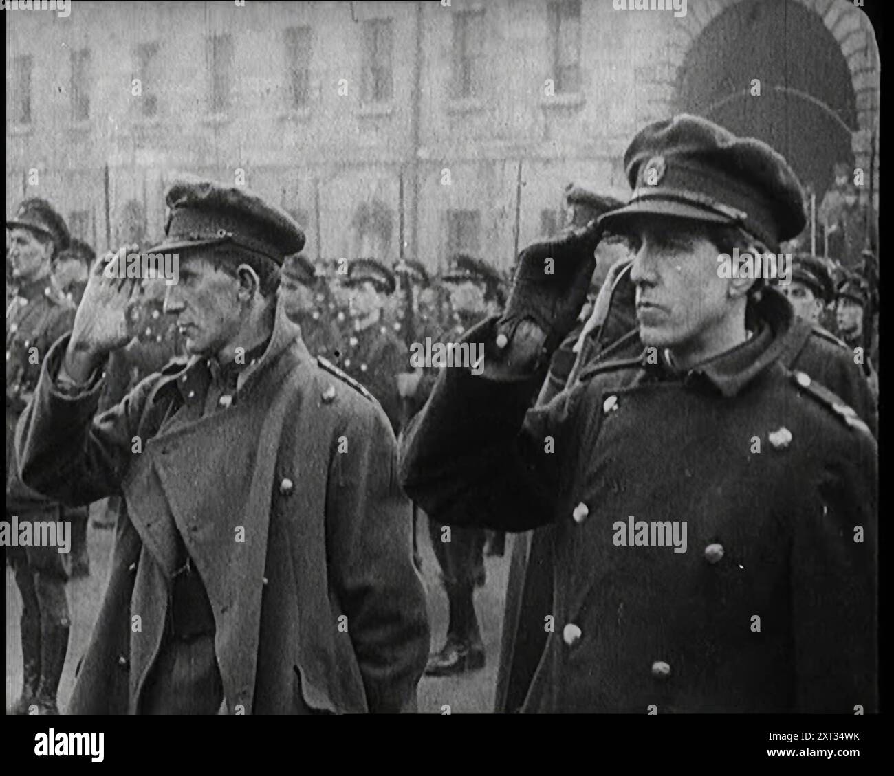 Soldati irlandesi che saltano a Dublino, 1922. "Dopo anni di spargimento di sangue, fu firmato un trattato, e a Dublino, una nuova bandiera sostituì la bandiera dell'Unione. L'Irlanda, salvo le sei contee dell'Ulster, era diventata lo Stato libero d'Irlanda... lo Stato libero formò immediatamente il proprio esercito... migliaia si precipitarono ad arruolarsi. Era patriottico, ed era un lavoro. From "Time to Remember - sitting Still and Going Slowly", 1922 (Reel 1); rassegna degli eventi del 1922 tra cui i problemi irlandesi, la guerra tra Grecia e Turchia e gli sviluppi nel settore dell'aviazione e della radio. Foto Stock
