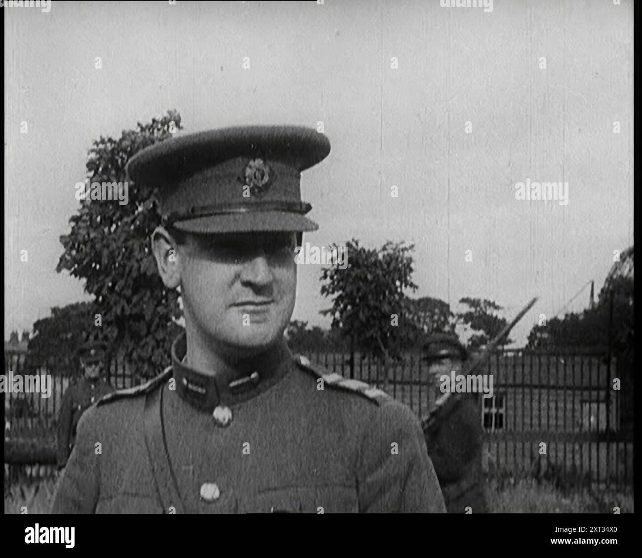 Presidente irlandese del governo provvisorio Michael Collins in Uniform, 1922. "Dopo anni di spargimento di sangue, fu firmato un trattato, e a Dublino, una nuova bandiera sostituì la bandiera dell'Unione. L'Irlanda, salvo le sei contee dell'Ulster, era diventata lo Stato libero d'Irlanda... lo Stato libero formò immediatamente il proprio esercito, il suo comandante in capo, l'eroe combattente irlandese, Michael Collins'. From "Time to Remember - sitting Still and Going Slowly", 1922 (Reel 1); rassegna degli eventi del 1922 tra cui i problemi irlandesi, la guerra tra Grecia e Turchia e gli sviluppi nel settore dell'aviazione e della radio. Foto Stock