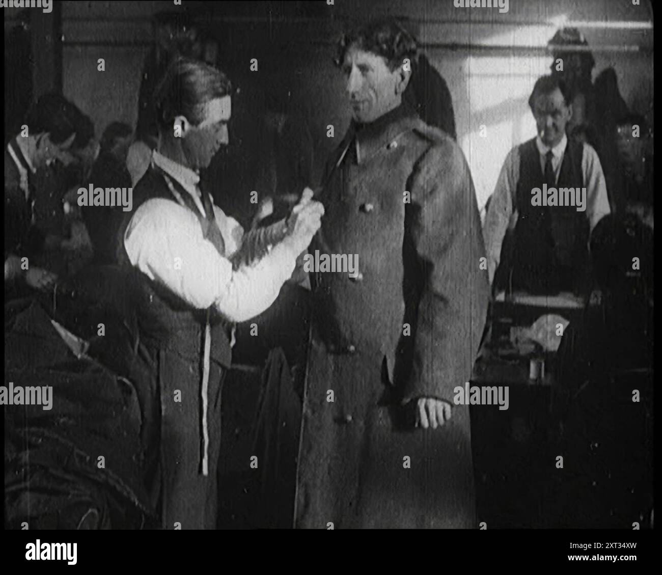 Le nuove reclute irlandesi sono dotate di uniforme, 1922. "Dopo anni di spargimento di sangue, fu firmato un trattato, e a Dublino, una nuova bandiera sostituì la bandiera dell'Unione. L'Irlanda, salvo le sei contee dell'Ulster, era diventata lo Stato libero d'Irlanda... lo Stato libero formò immediatamente il proprio esercito... migliaia si precipitarono ad arruolarsi. Era patriottico, ed era un lavoro... l'entusiasmo compensava la mancanza iniziale di attrezzature. Ed era un po' ironico che questi primi soldati di un'Irlanda libera indossassero il cachi britannico, tinti di verde. L'Irlanda del Sud era libera, e l'Irlanda si rallegrava”. Da "tempo per ricordare - seduto fermo e.. Foto Stock