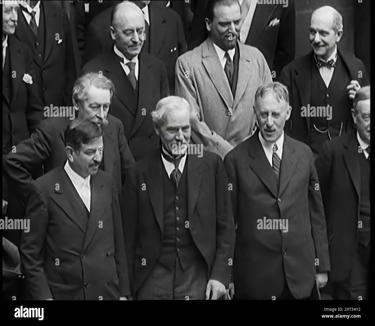 I leader internazionali si riuniscono sui gradini di un edificio per una conferenza sulla stabilità economica e il disarmo. Ramsay MacDonald, i politici francesi Aristide Briand, Pierre Laval, il ministro degli Esteri italiano Dino, conte di grandi, e il segretario di Stato americano Henry L Stimson, tra questi, 1931. Prima, la nuova scopa avrebbe cercato la pace. A Londra i leader di sette grandi potenze si erano incontrati per discutere di stabilità internazionale e disarmo... avevamo persino una Germania nella società delle Nazioni. Un'aria di vero e proprio tentativo, come se finalmente tutti fossero uniti per realizzare l'assurdità della guerra. Foto Stock