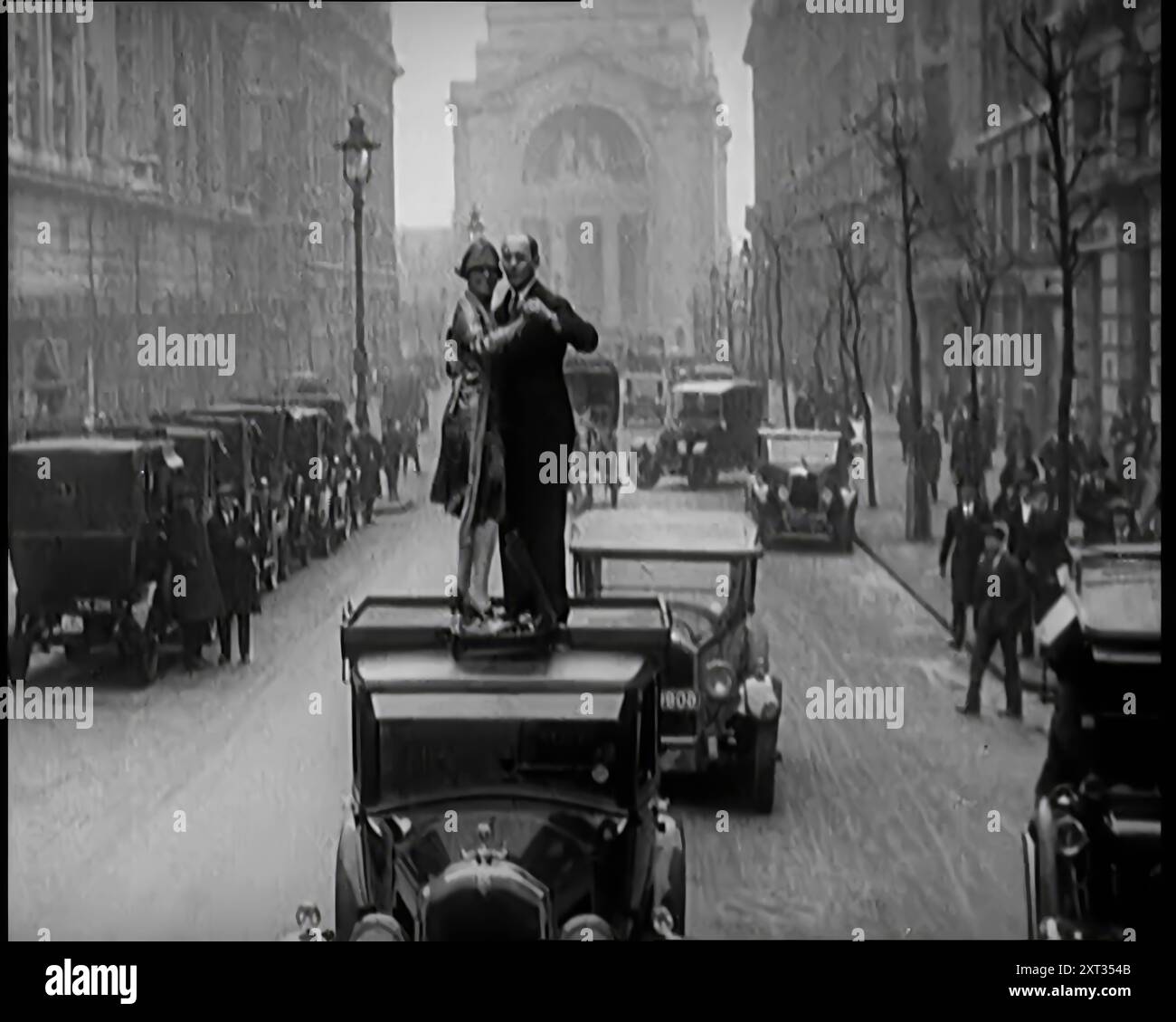 Una coppia che danzava il Charleston sulla cima di un'auto che percorreva una London Street, 1926. Da "Time to Remember 1926 - Short Sharp Shower" ( Reel 4); documentario sul 1926 - General Strike, International Politics, Dancing, Weather and record feats. Foto Stock