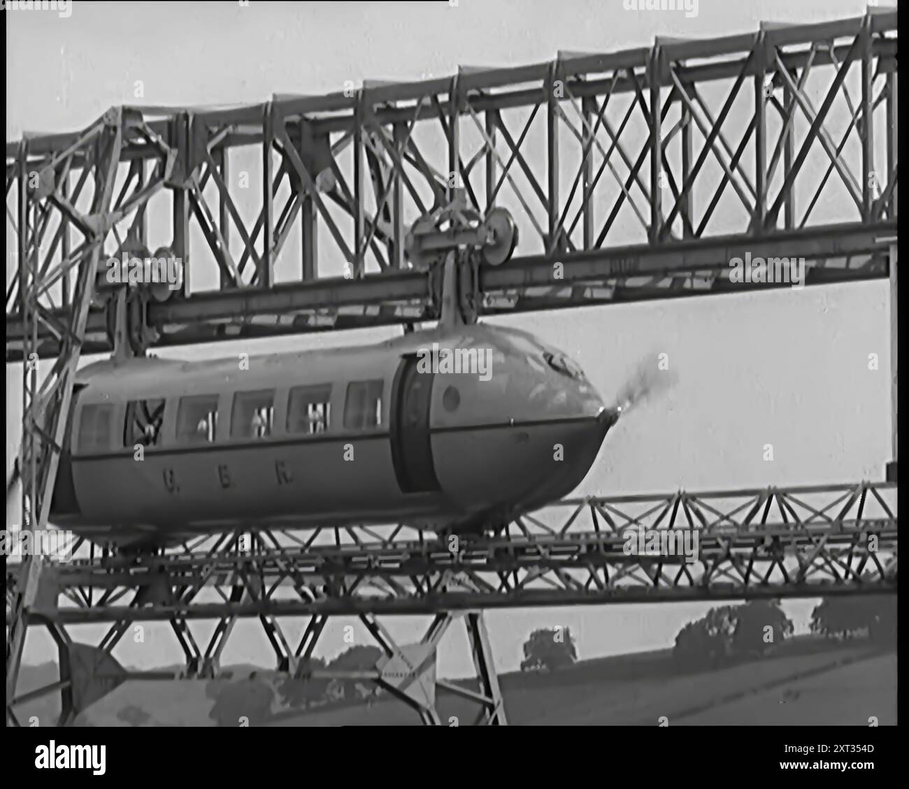 La George Bennie Railplane guidata da un'elica ad ogni estremità che si muove lungo una Monorotaia sospesa, 1931. "Il primo degli anni trenta prometteva un mondo fantastico, un mondo in cui scienza e progresso si stavano precipitando per renderlo ancora più meraviglioso ogni giorno... presto, niente più reti di linee, solo navi trasportate dal cielo, come H. G. Wells aveva profetizzato così a lungo. Solo una questione di ultimi adeguamenti e di finanziamenti adeguati”. Da Time to Remember - A New era, 1931 (Reel 2); documentario sul mondo nei primi anni '1930 Foto Stock