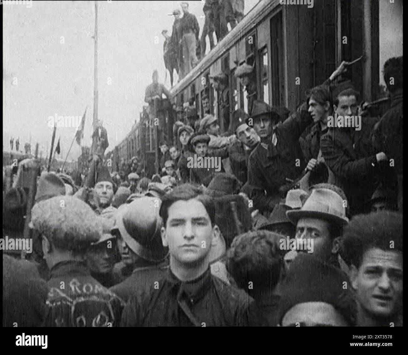 Soldati italiani in piedi su o vicino a un treno, 1922. "Il trampolino degli stivali, nella marcia su Roma. A migliaia, le camicie nere si riversarono nella capitale italiana. Era il grande giorno dei fascisti. From "Time to Remember - sitting Still and Going Slowly", 1922 (Reel 1); rassegna degli eventi del 1922 tra cui i problemi irlandesi, la guerra tra Grecia e Turchia e gli sviluppi nel settore dell'aviazione e della radio. Foto Stock