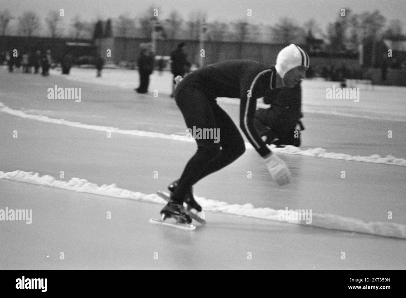 Attuale 4-1-1971 : il Joker colpisce. Dag Fornæss, il pattinatore più scontroso dell'anno, ha preso il sopravvento sui suoi critici quando ha vinto l'oro ai Campionati norvegesi con un margine netto - per la terza volta consecutiva. È la nostra unica speranza durante il Campionato europeo di questo fine settimana. Foto: Ivar Aaserud / Aktuell / NTB ***FOTO NON ELABORATA*** questo testo dell'immagine è tradotto automaticamente questo testo dell'immagine è tradotto automaticamente Foto Stock