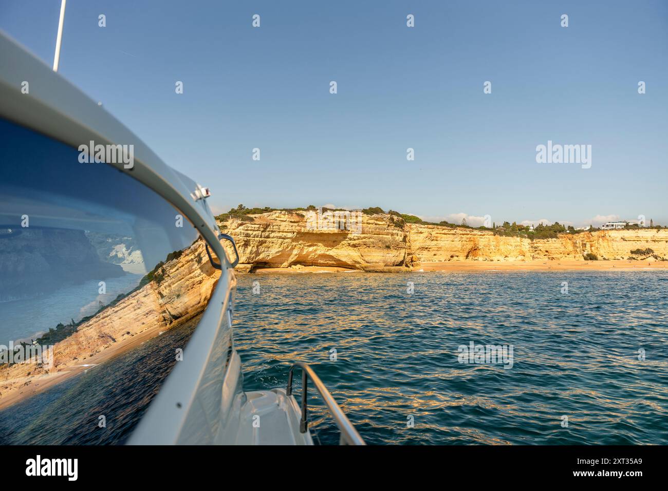 Yacht di lusso in Algarve, Oceano Atlantico, Portogallo, Europa Foto Stock